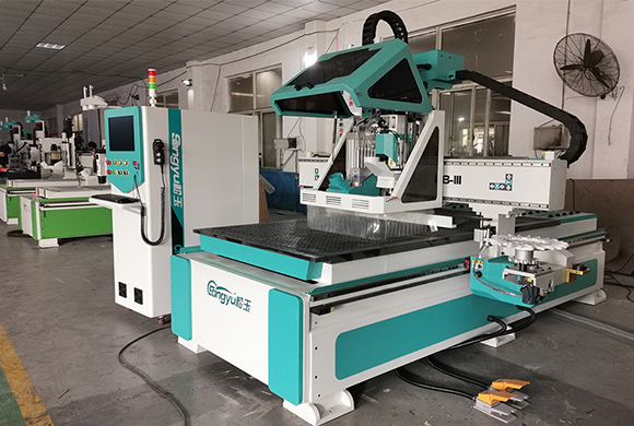 選購(gòu)數(shù)控開料機(jī)的誤區(qū)和幾點(diǎn)注意事項(xiàng)？